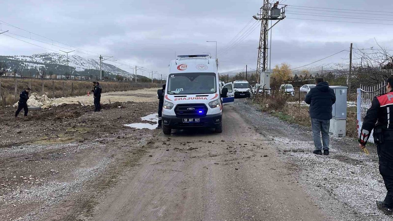 Sivas'ta Kayıp 80 Yaşındaki Medet Uzun Demiryolu Yakınında Ölü Bulundu