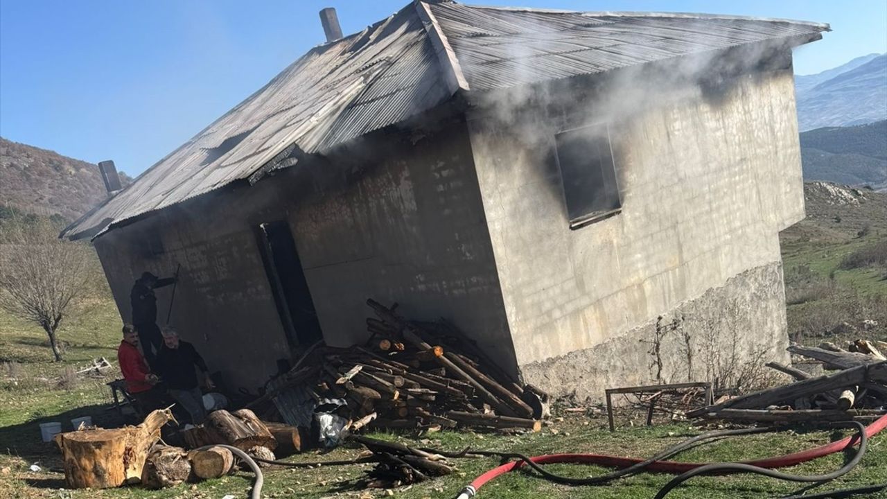Sivas'ta Koşoluk Yaylası'nda Yayla Evi Yangını Kullanılamaz Hale Geldi