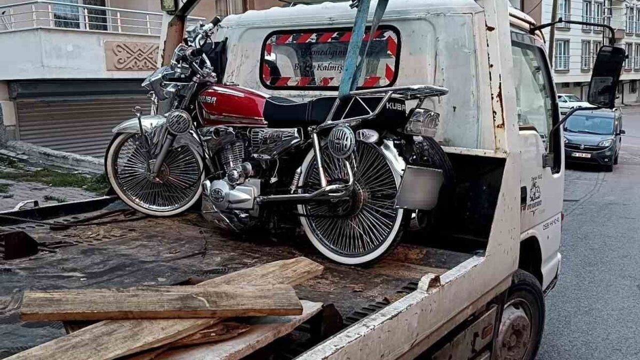 Sivas'ta parkta drift yapan motosiklete 3 bin 972 TL ceza