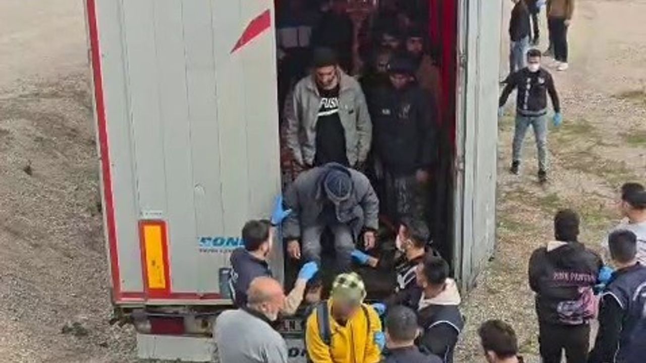 Sivas'ta Tır Dorsesinden 18 Kaçak Göçmen Çıkarıldı: Sürücüler Tutuklandı