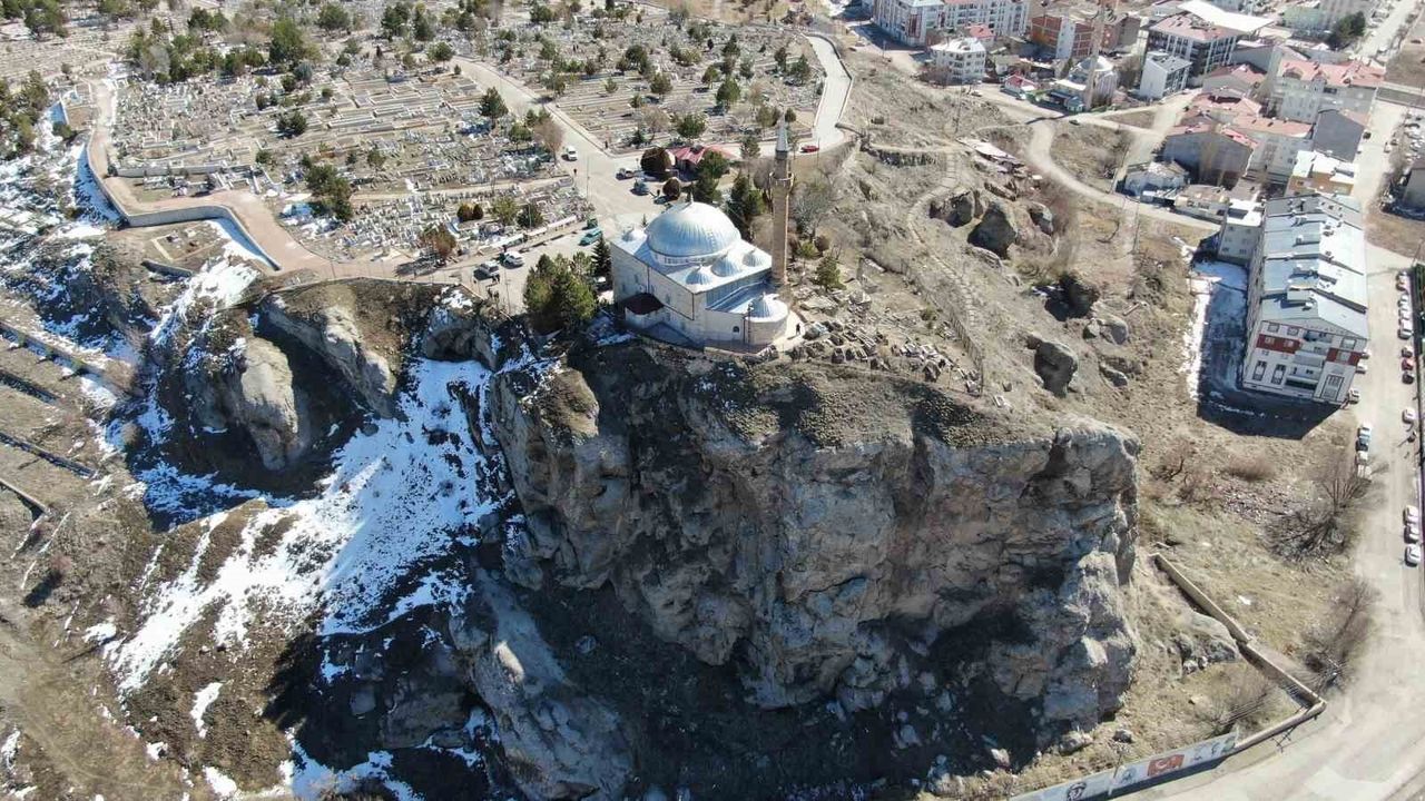 Sivas'ta Uçurum Kıyısındaki Abdulvahabi Gazi Türbesi Her Cuma Ziyaretçilerini Ağırlıyor