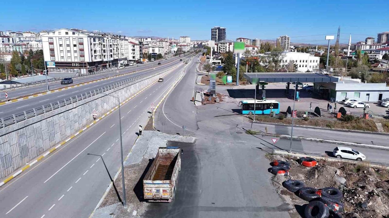 Sivas'ta Viyadük Düzenlemesi Yan Yolları Kapatıp Esnafı Vurdu