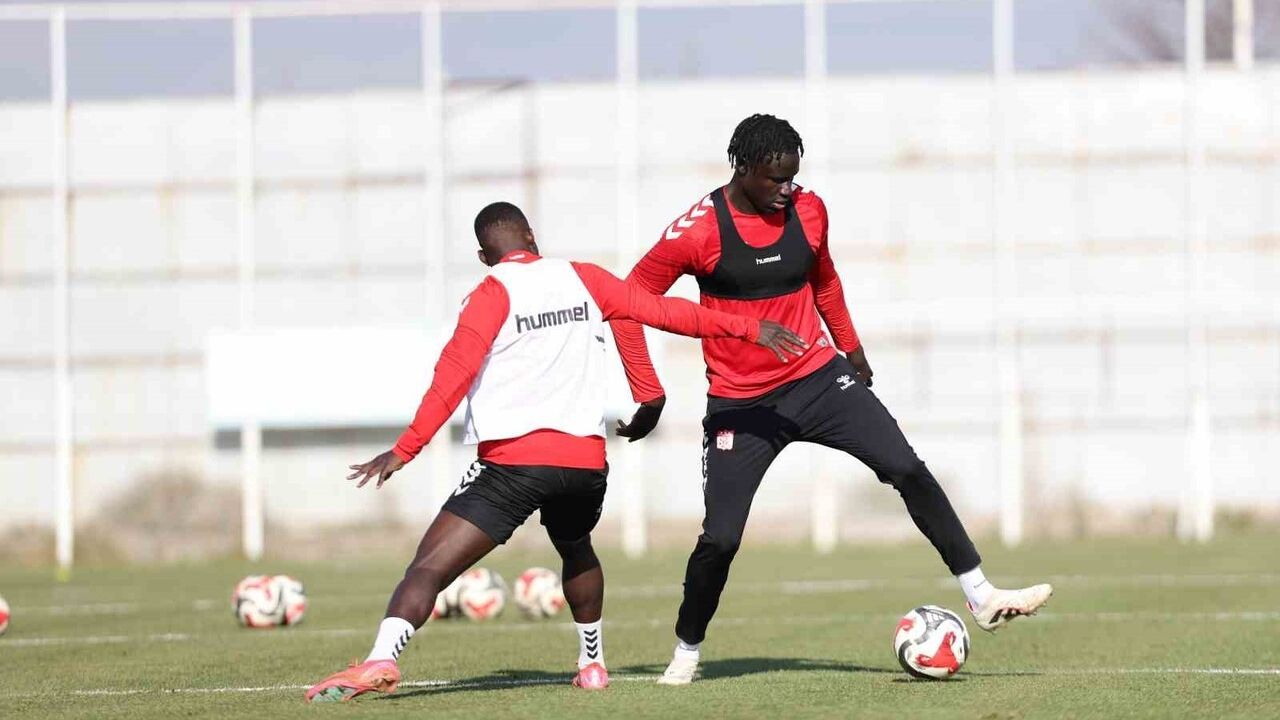 Sivasspor, Boluspor Maçı Hazırlıklarını Mehmet Altıparmak Yönetiminde Sürdürüyor