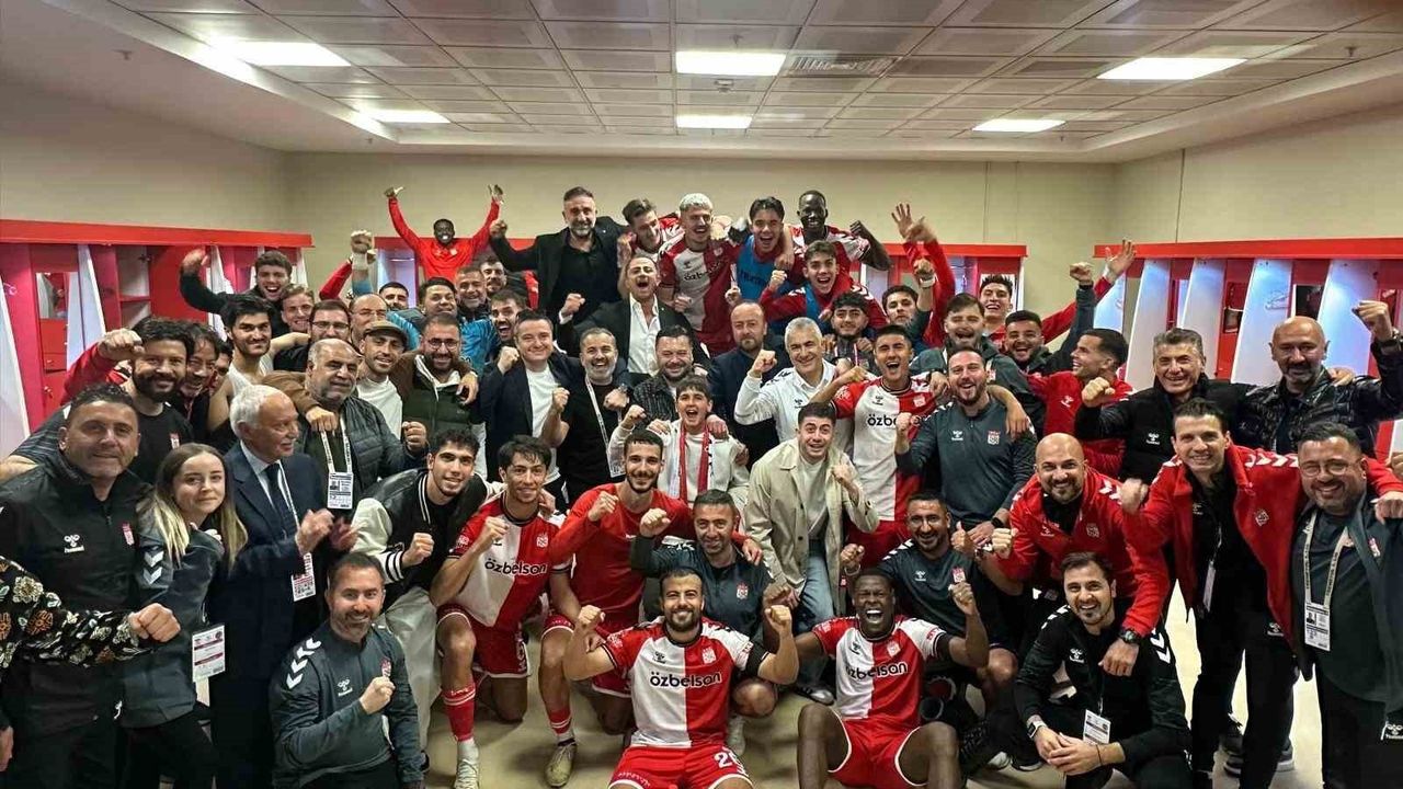 Sivasspor'dan 'Zafer Bizim' Pozu: Manisa FK 3-2