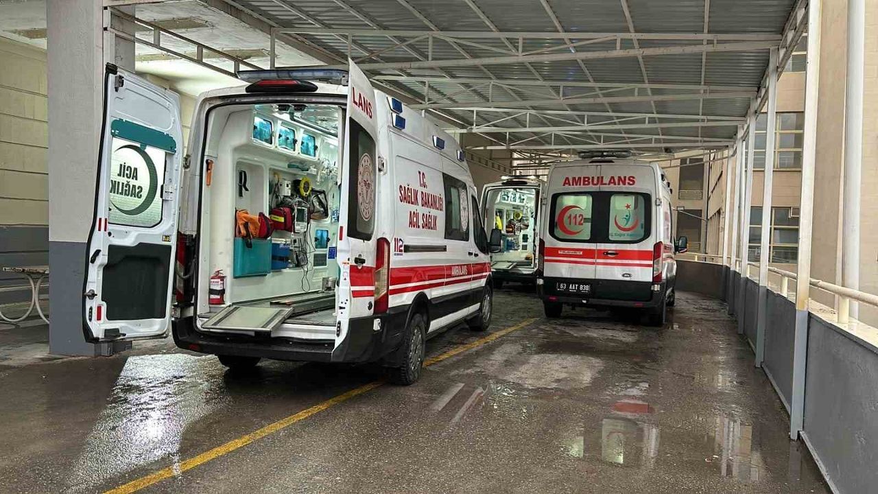 Siverek'te Otomobil ile Traktör Çarpıştı: 5 Yaralı