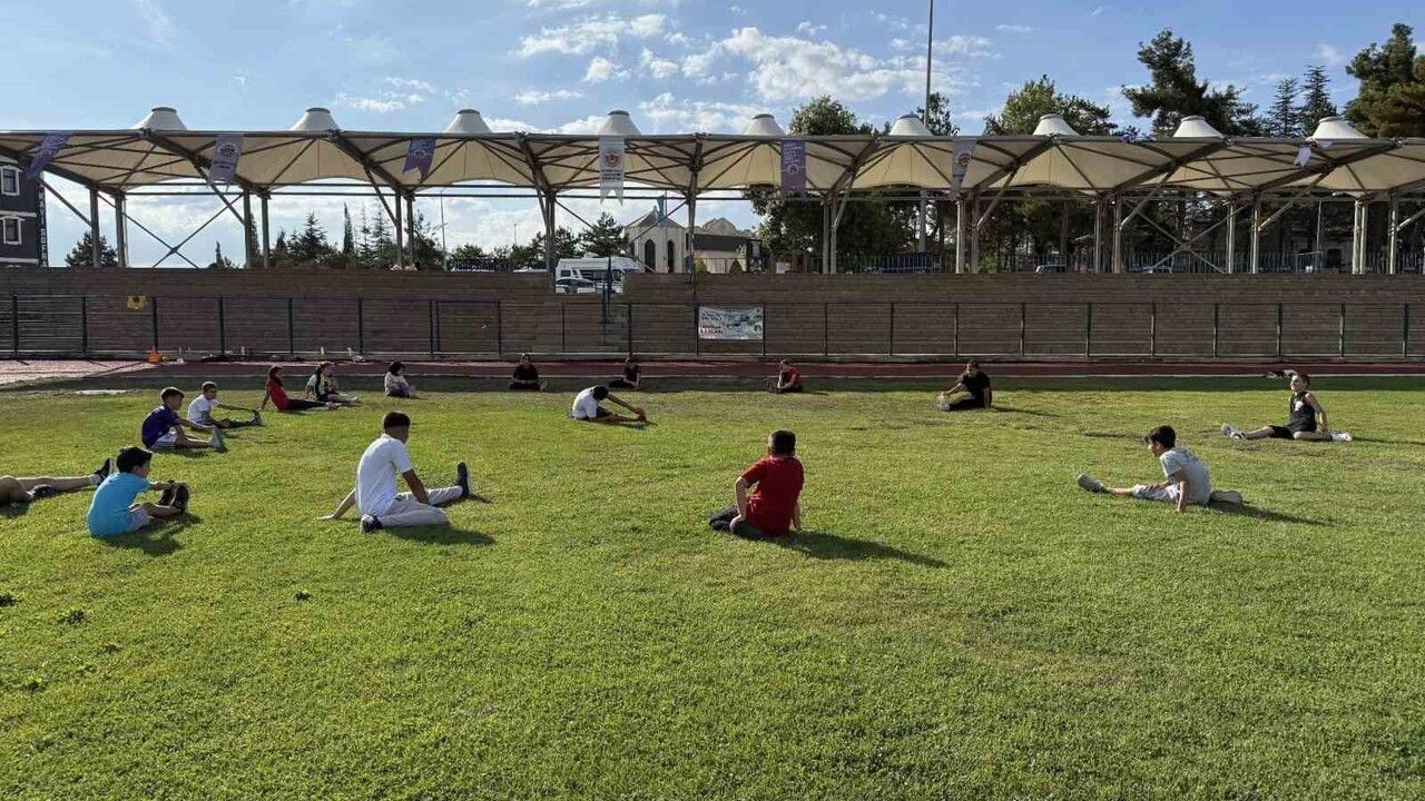 Söğüt'te Atletizm Antrenmanları: Gençlik ve Spor Okulları'ndan Enerjik Gün