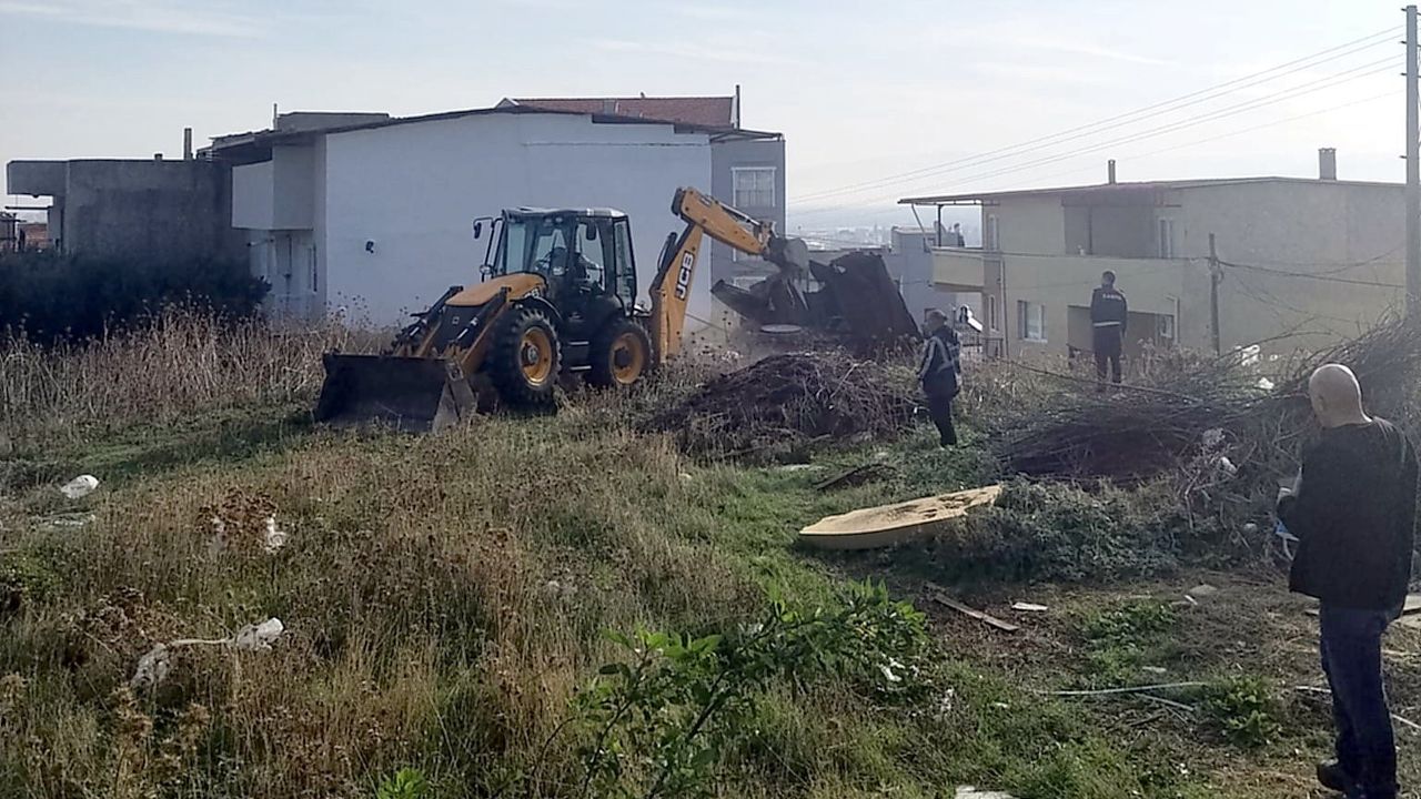 Söke Belediyesi Kaçak Keçi Ağıllarını Yıktı