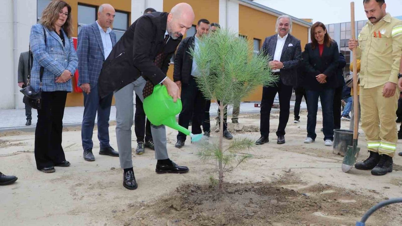 Söke'de Yeşil Vatan İçin 350 Fidan Toprakla Buluştu