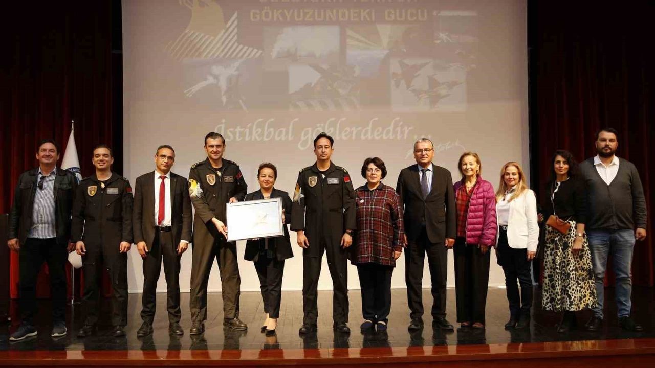 SOLOTÜRK pilotları ESOGÜ'de öğrencilerle buluştu