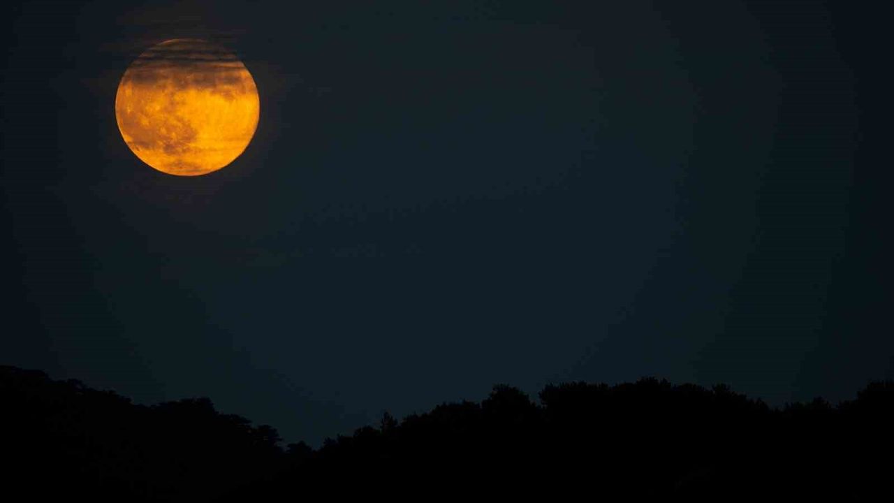 Spil Dağı'nda 'Kunduz Ayı' (Süper Ay) Zirve Manzarası