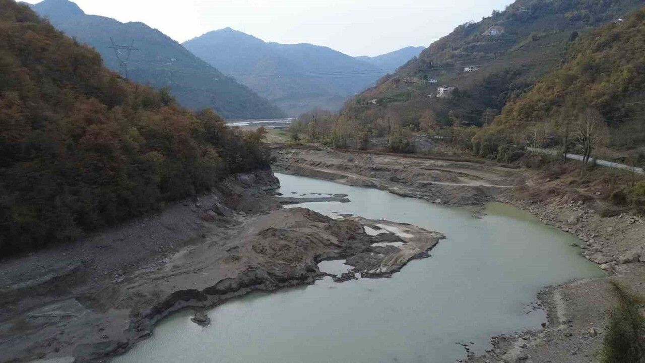 Suat Uğurlu Barajı'nda bakım tamamlandı: Yeşilırmak'a kontrollü su salımı başladı
