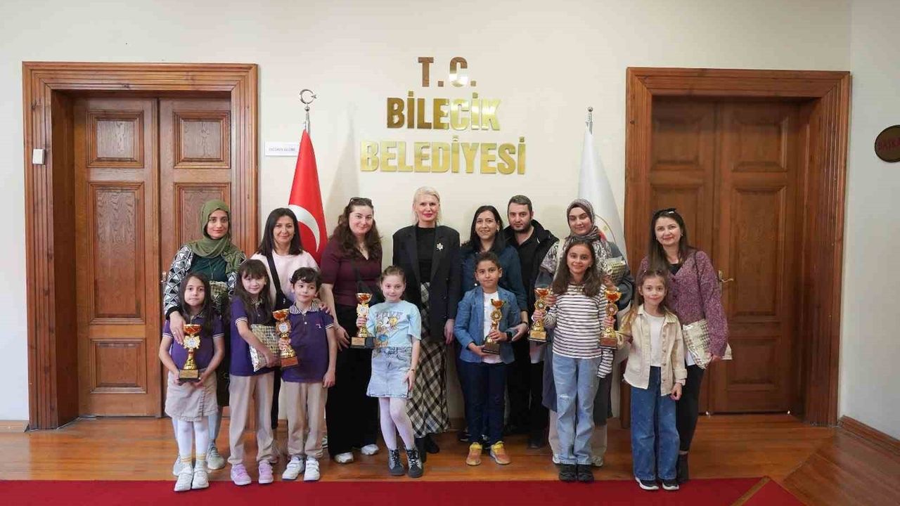 Subaşı, 29 Ekim Şiir ve Resim Yarışması'nda Dereceye Girenleri Ödüllendirdi