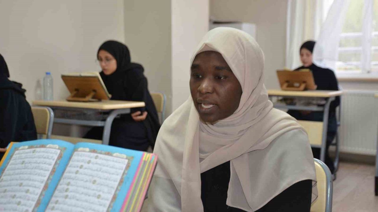 Sudanlı Asma Yousif, BŞEÜ'nde 8 Ayda Hafız Oldu