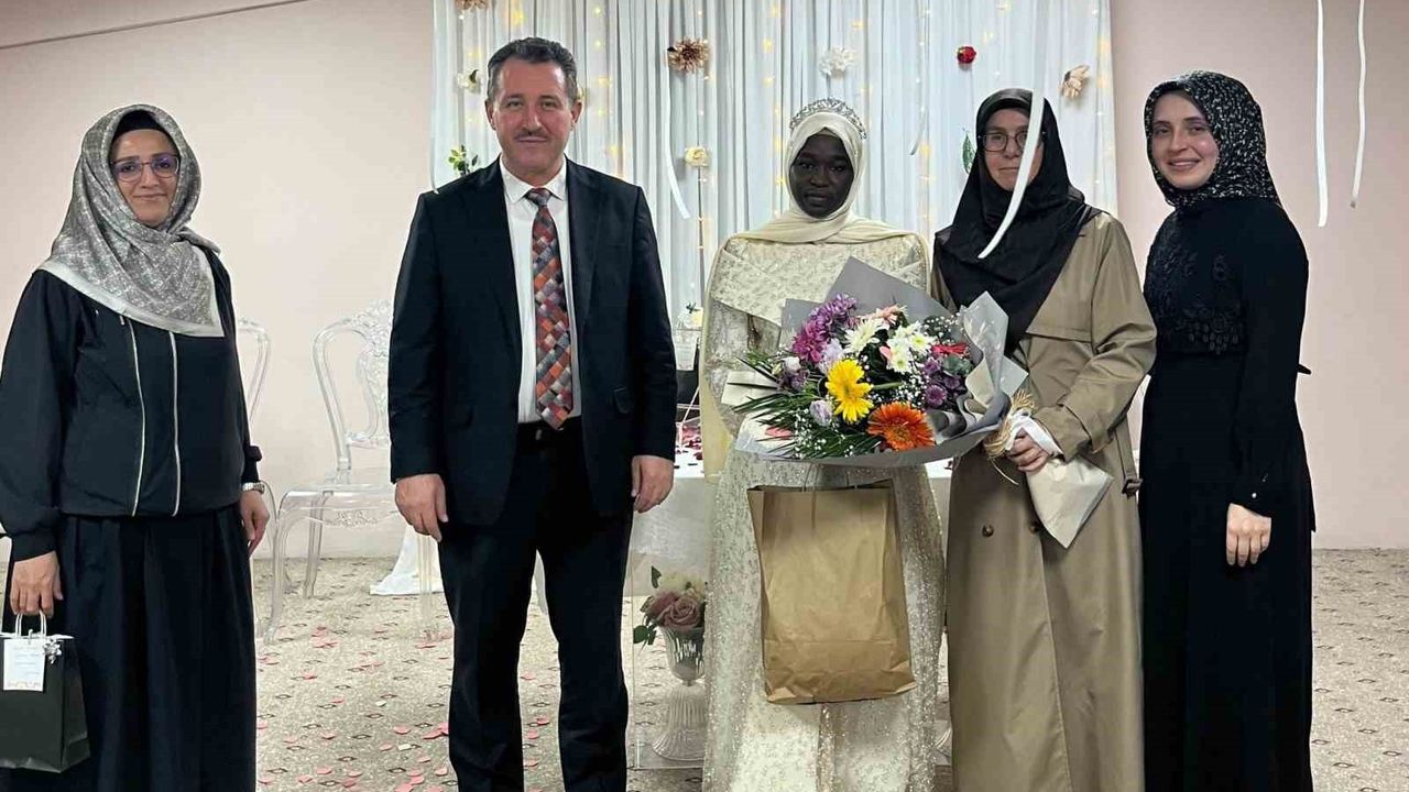 Sudanlı Tıp Öğrencisi Asma Yousif 8 Ayda Hafız Oldu