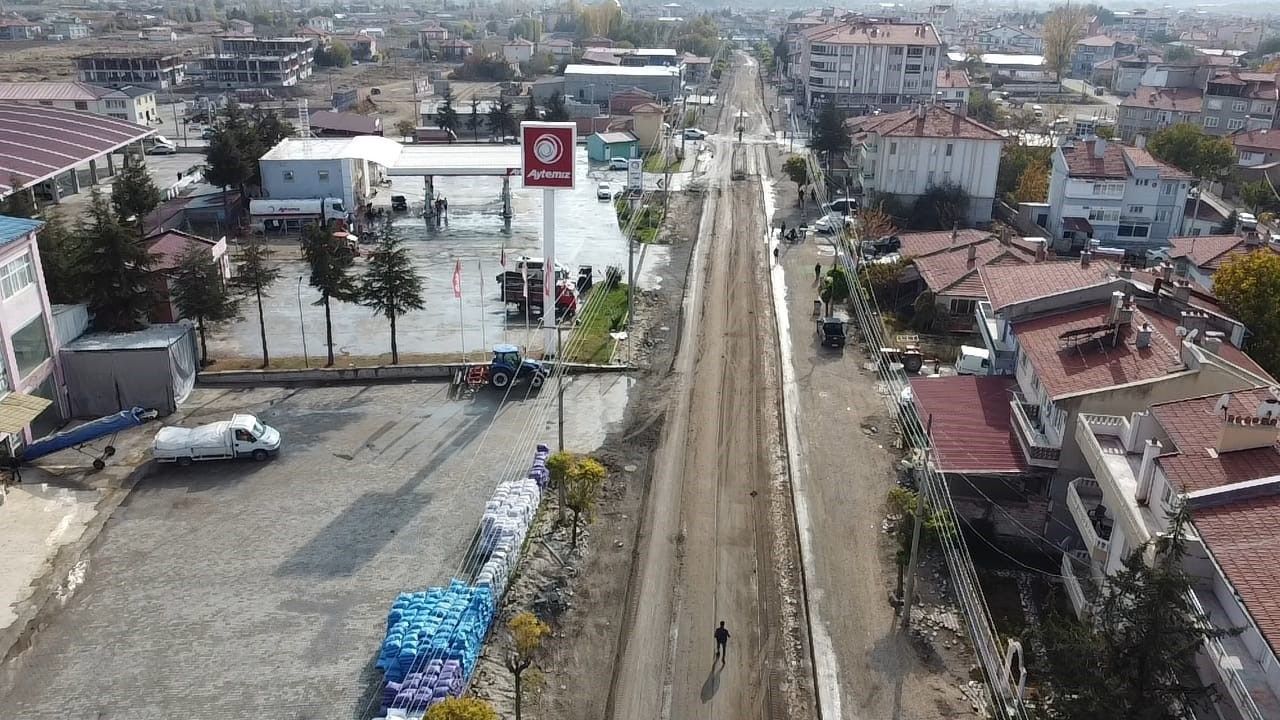 Şuhut’ta Yol ve Altyapı Çalışmaları Hızla Sürüyor