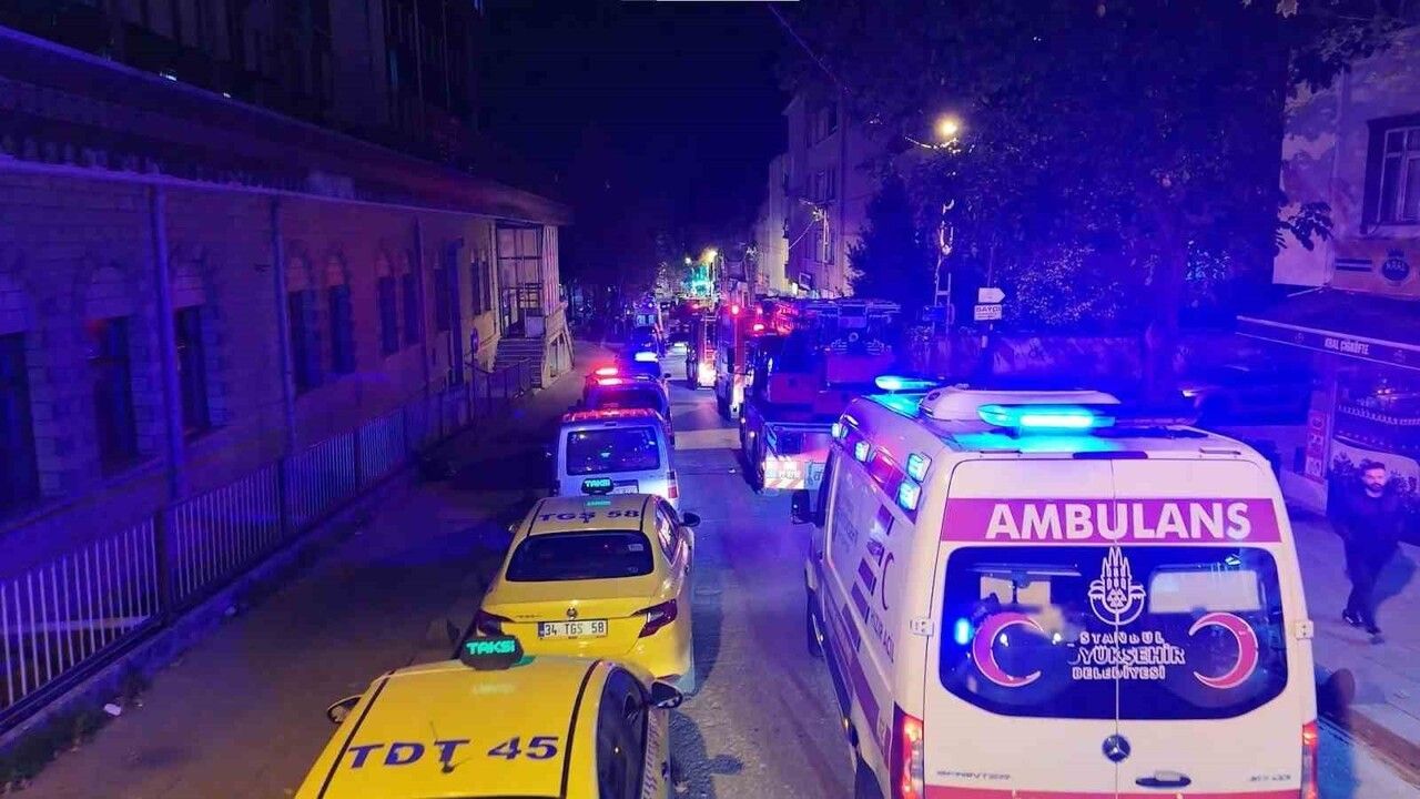 Sultanbeyli'de Ahşap Ev Küle Döndü: 2. Kat Yangını İtfaiyeyle Kontrol Altına Alındı