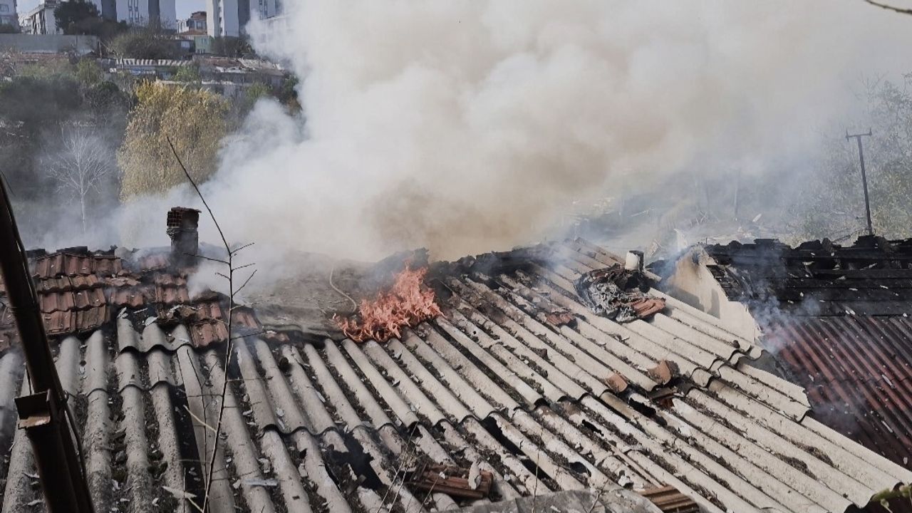 Sultangazi'de Gecekonduda Korkutan Yangın: İtfaiye Müdahalesi ve 'Beni çekme' Tepkisi