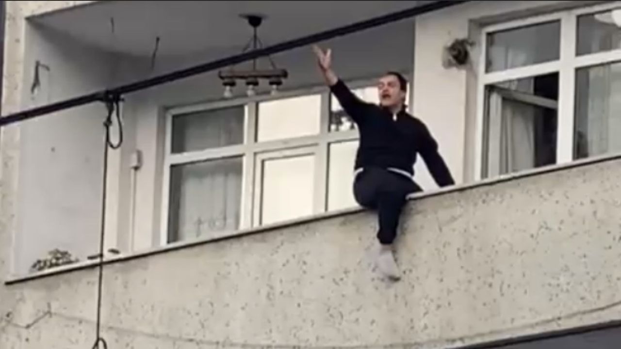 Sultangazi'de Genç Balkondan Atlamak İstedi: O Anlar Kamerada