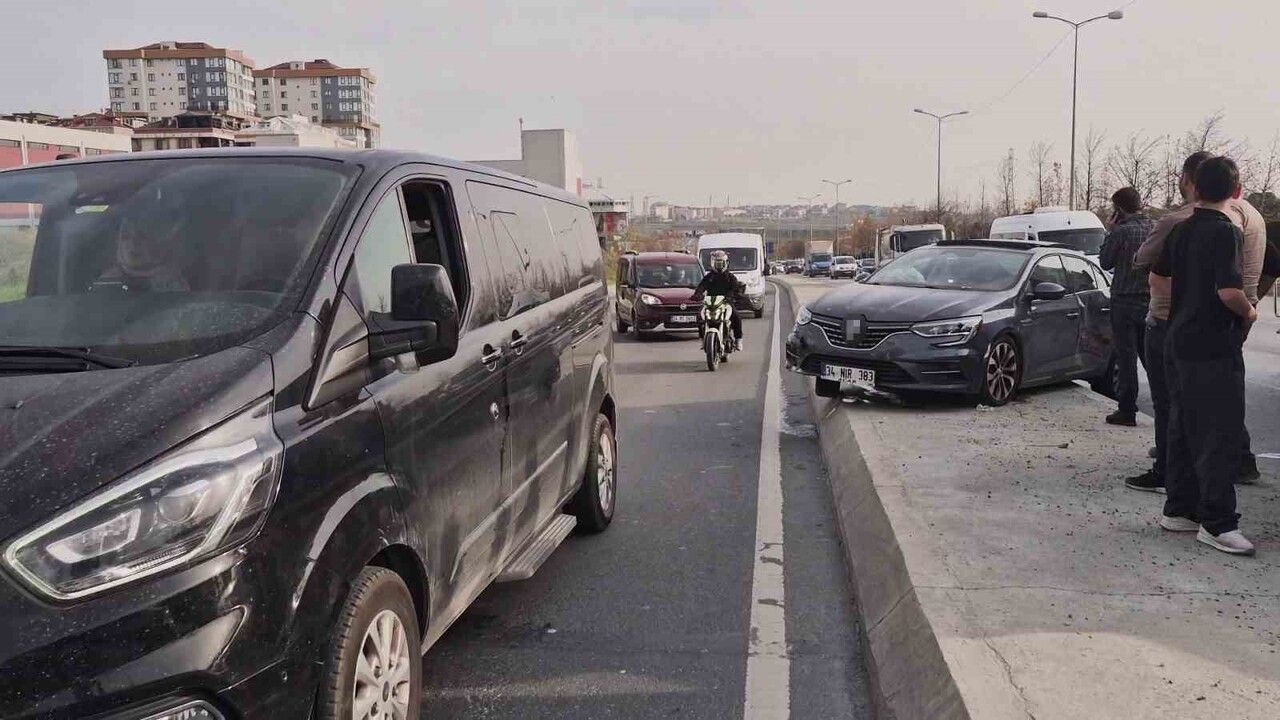 Sultangazi'de Kamyonun Sıkıştırdığı Otomobil Beton Refüje Çıktı — 1 Yaralı