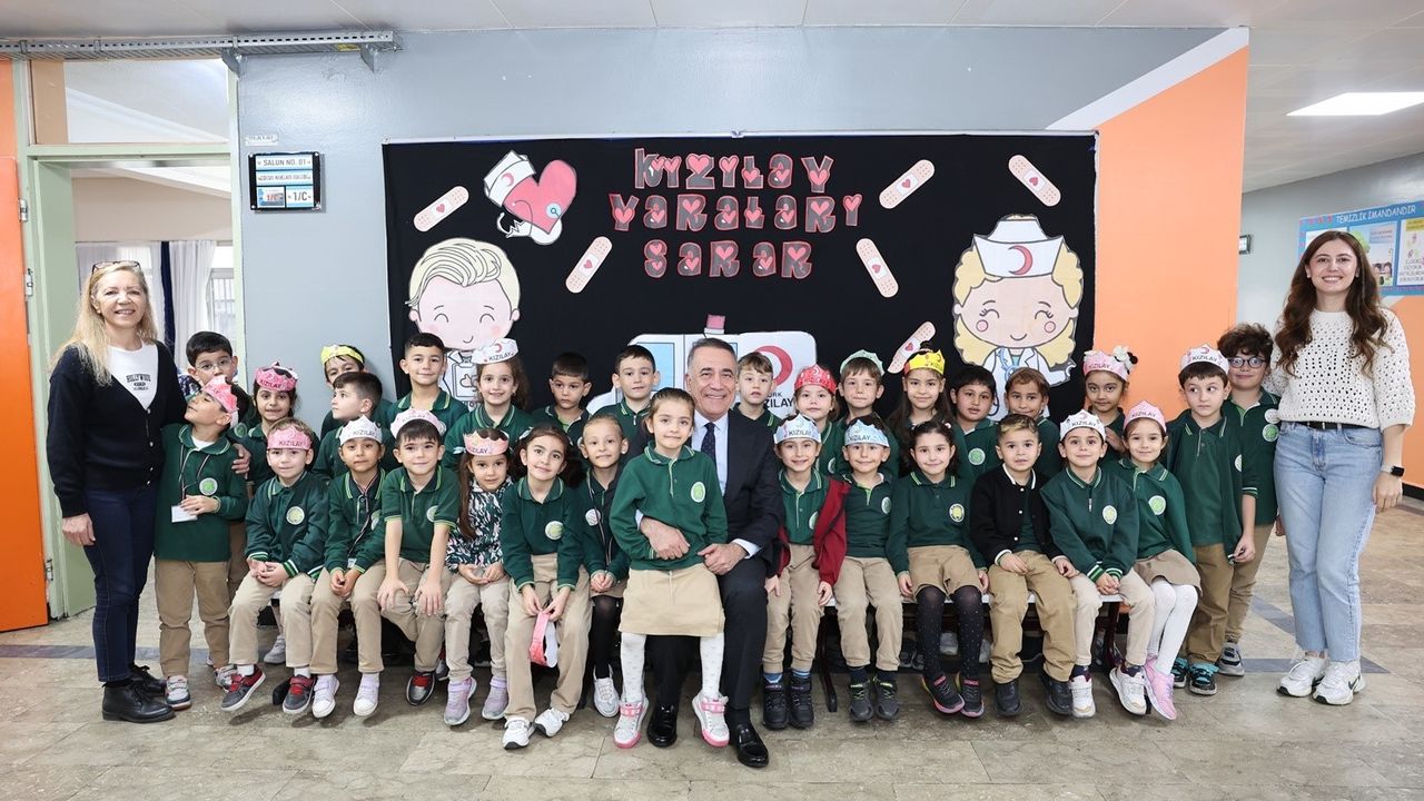 Sultangazi'de Sözünü Tutan Mina: Başkan Dursun 75. Yıl İlköğretim Okulu'nu Ziyaret Etti