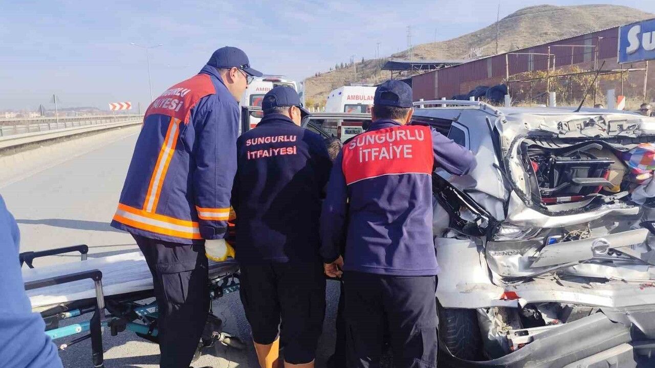 Sungurlu'da Cip-Kamyon Çarpıştı: 5 Yaralı