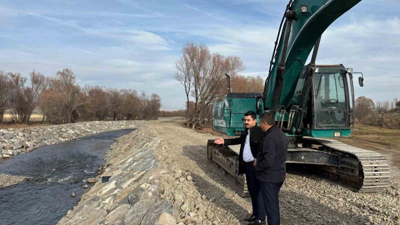 Susuz Çayı'nda Dere Islahı ve Taşkın Koruma Çalışmaları Sürüyor