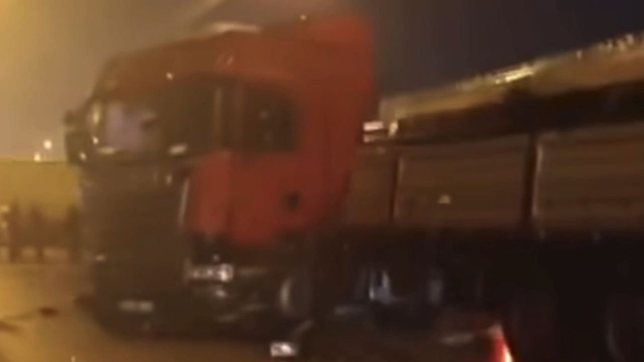 TAG Otoyolu'nda Zincirleme Kaza: 12 Araç Çarpıştı, 13 Yaralı (2'si Ağır)