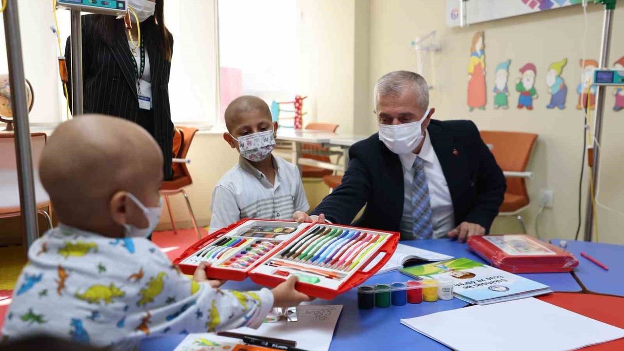 Tahmazoğlu'ndan Lösemili Çocuklara Moral Ziyareti