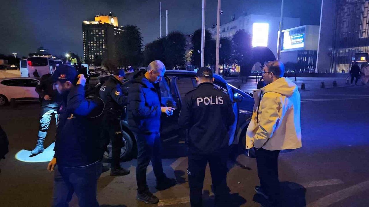 Taksim'de 'Huzur İstanbul' Denetimi: Polis Araç ve Şüphelileri Didik Didik Aradı