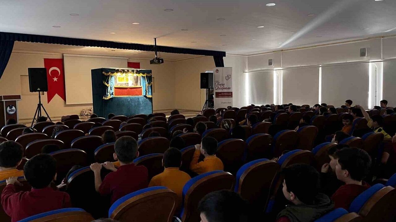 Taraklı'da 'Çok Bilmiş İbiş' Kukla Oyunu Yoğun İlgi Topladı