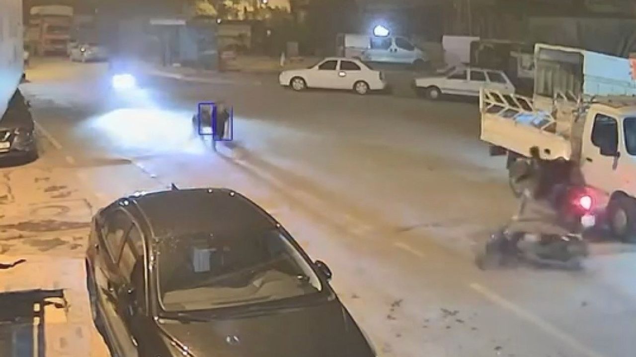 Tarsus'ta Akrobatik Motosiklet Kazası: İki Kişi Motosikleti Bırakıp Kaçtı