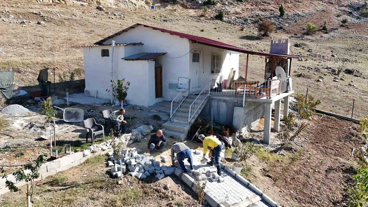 Tarsus’ta Çukurbağ’da Engelli İçin Parke Çalışması