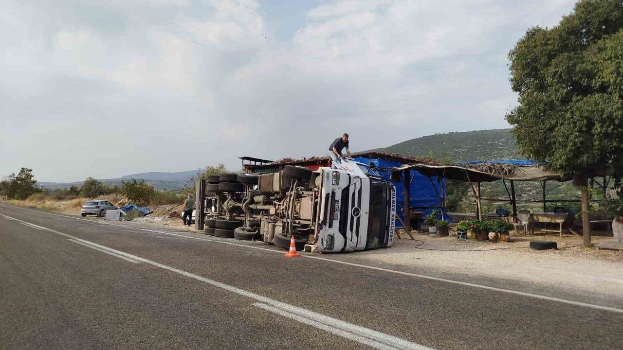 Tarsus’ta Kamyon Devrildi: Sürücü Yaralanmadı