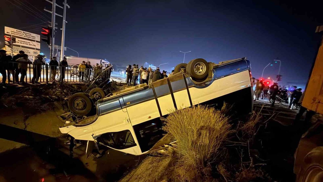 Tarsus'ta Minibüs ile Otomobil Çarpıştı: 10 Yaralı
