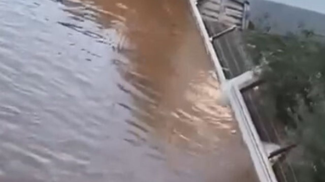 Tarsus'ta su borusu patladı: İstinat duvarı yıkıldı, siteler su altında