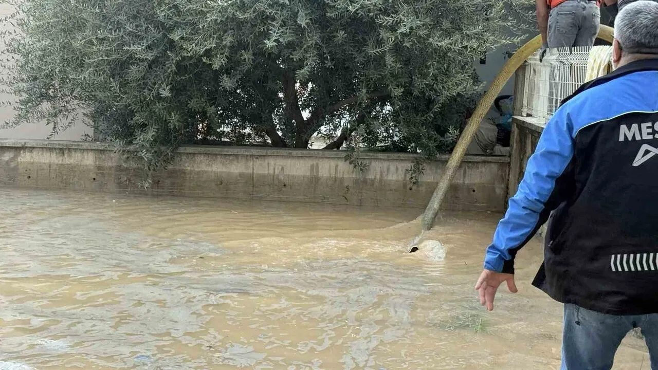 Tarsus'ta su borusu patladı: Sitelerin bahçeleri suya gömüldü
