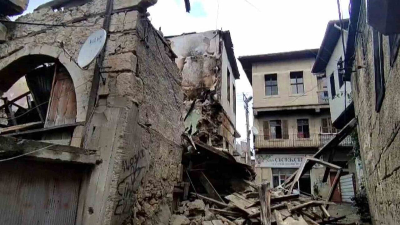 Tarsus'ta Yangından Zarar Gören Eski Bina Yağmurda Çöktü