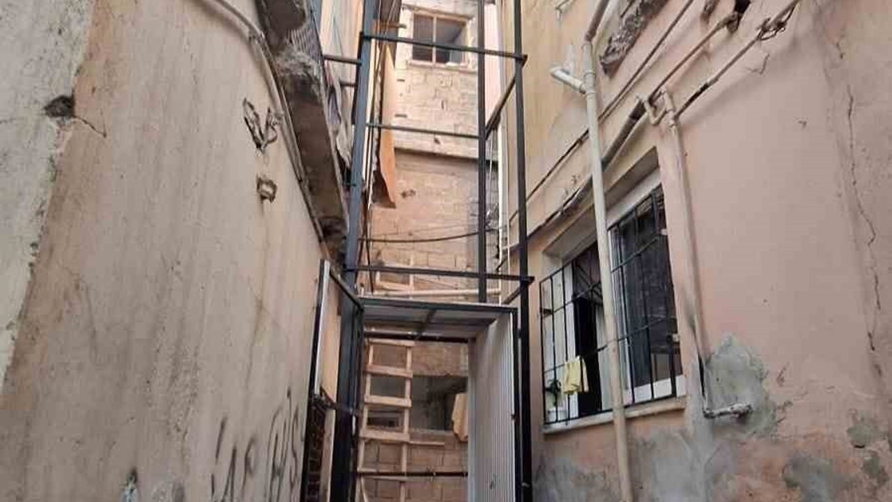 Tarsus'ta yük asansörü düştü: 80 yaşındaki kadın hayatını kaybetti