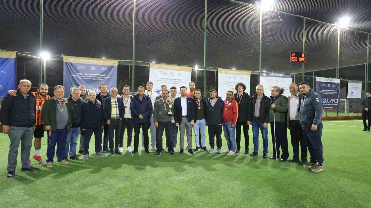 Tatık Gençlerle: 2. Nikferliler Halı Saha Turnuvası'nda Kupa Töreni