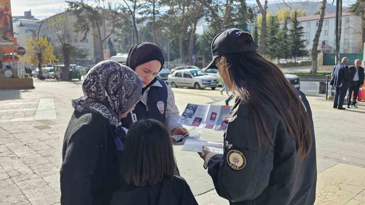 Tatvan'da 25 Kasım: Emniyetten KADES Bilgilendirme Standı