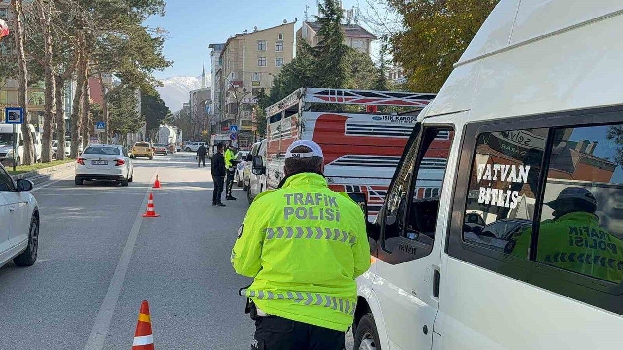 Tatvan'da Kış Lastiği Denetimi: 147 Araç, 21 bin 334 TL Ceza