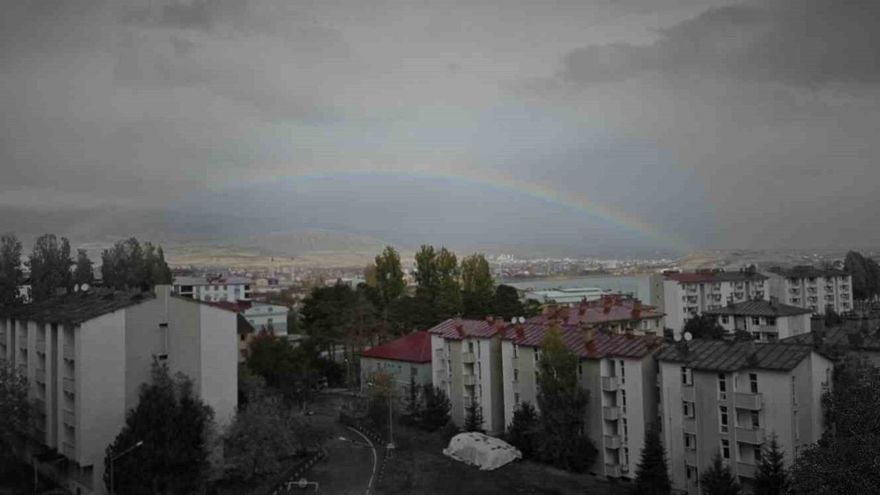 Tatvan'da Yağmur Sonrası Van Gölü Üzerinde Gökkuşağı