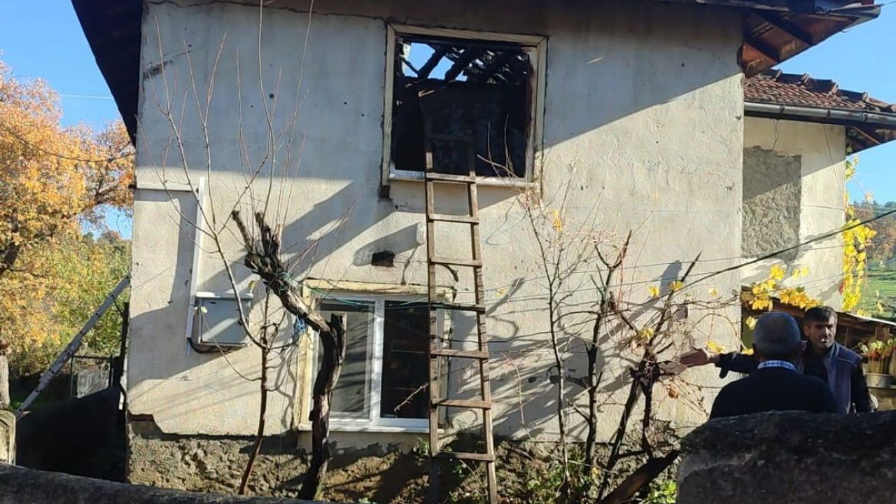 Tavşanlı'da İki Katlı Ahşap Ev Yangında Kullanılamaz Hale Geldi