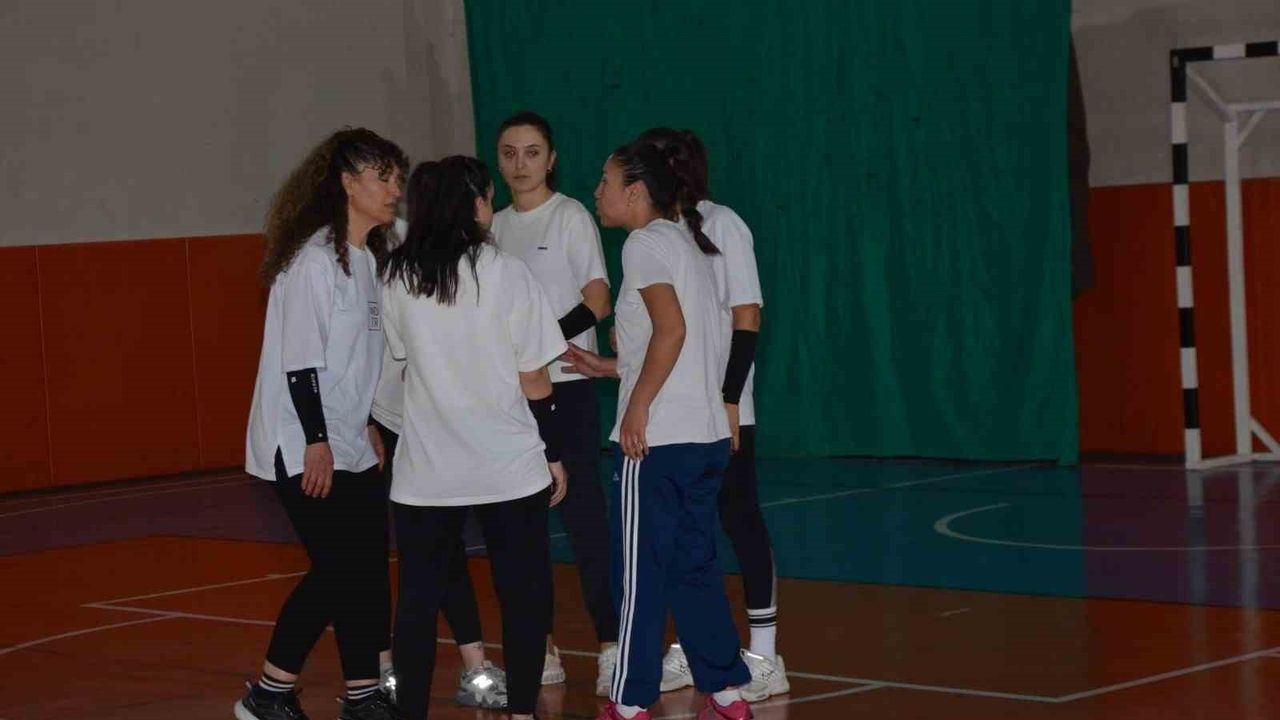 Tavşanlı’da Kadın Öğretmen Voleybol Takımı Erkeklere Meydan Okuyor