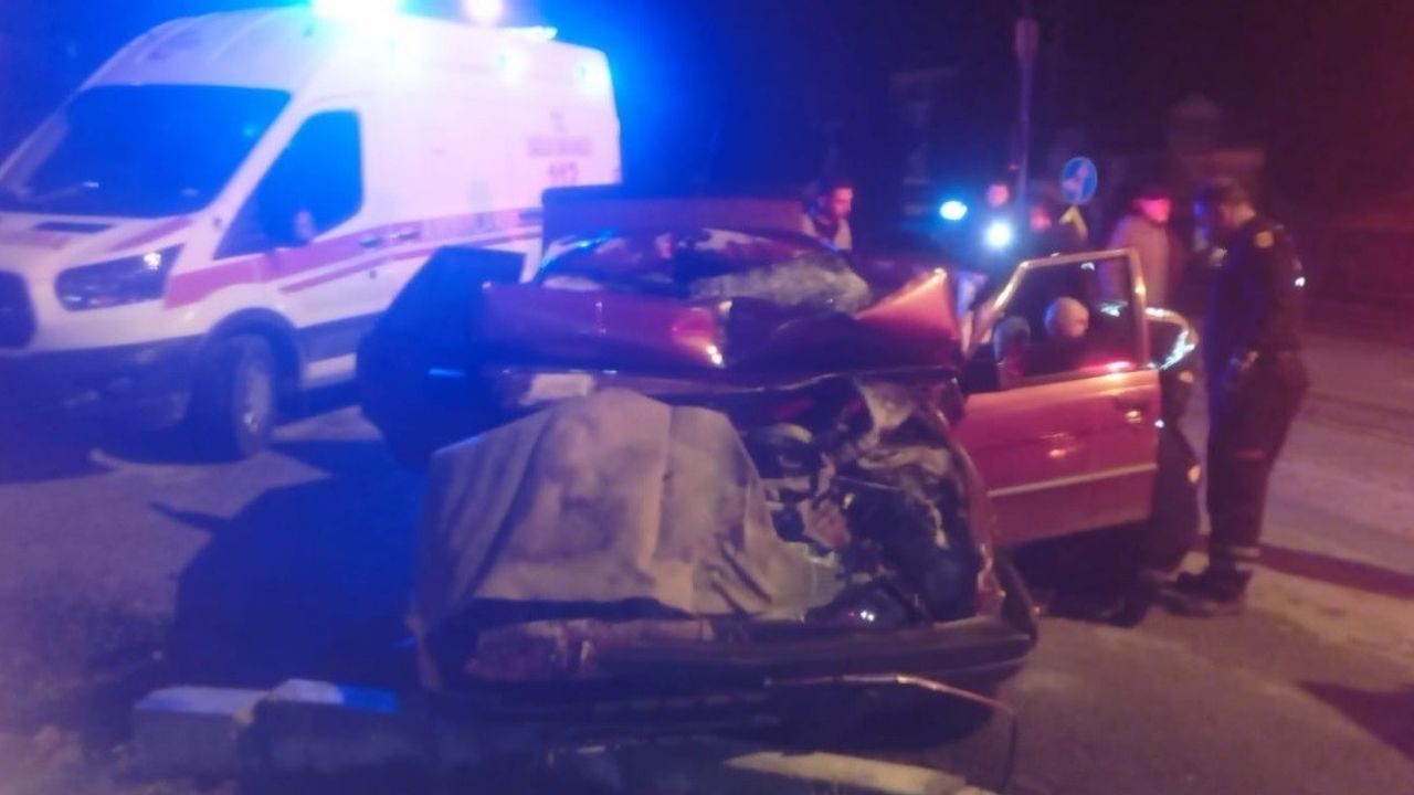 Tavşanlı’da Otomobil Kamyona Arkadan Çarptı: 1 Ağır Yaralı