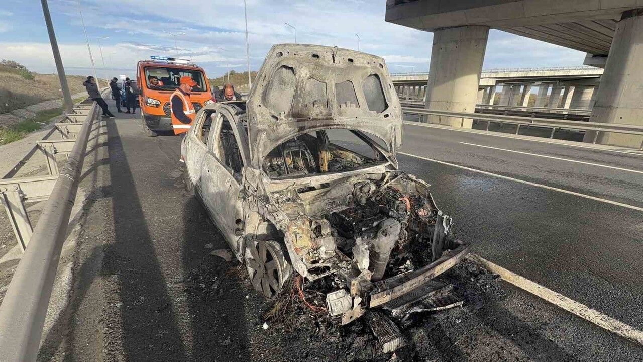 Tayakadın'da Otomobil Yangını — Hasdal-Kemerburgaz Otoyolu'nda Trafik Kesintisi
