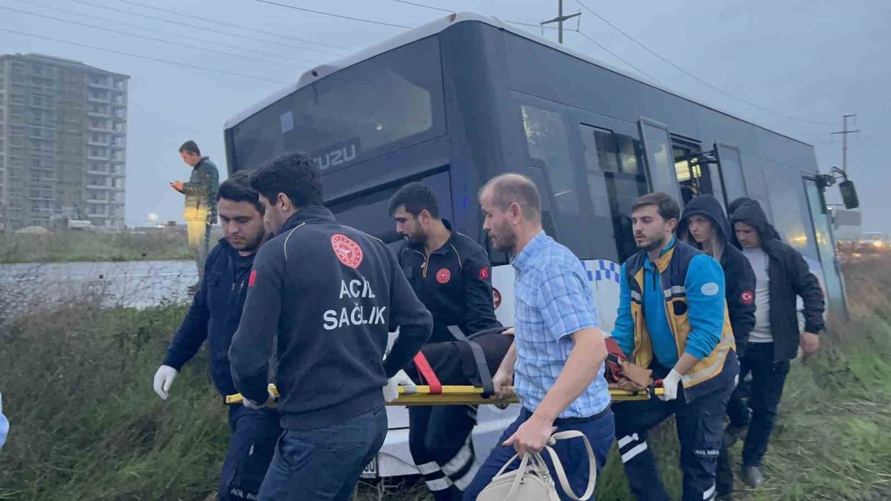 Tekirdağ Çorlu'da Belediye Otobüsü Tarlaya Girdi: 2 Yaralı