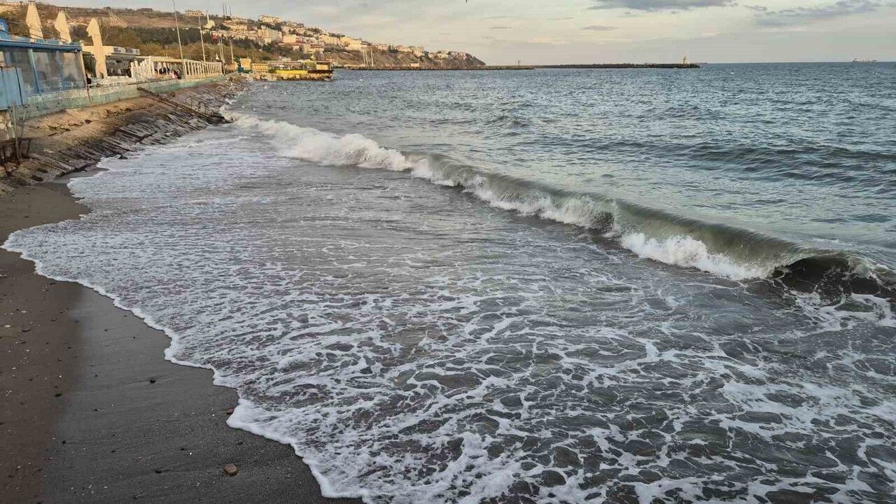 Tekirdağ'da Kuvvetli Lodos Balıkçıları İki Gündür Denize Çıkarmıyor