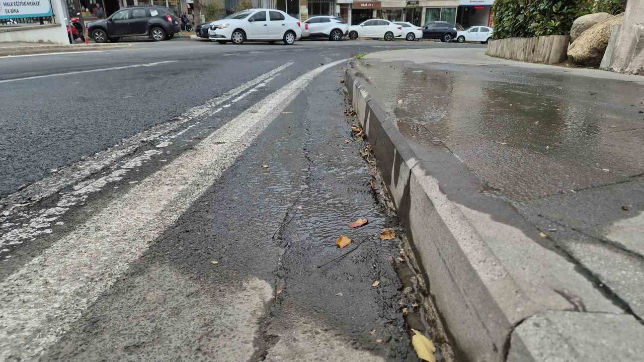 Tekirdağ'da Su Patlağı: Tonlarca İçme Suyu Caddeye Akıyor