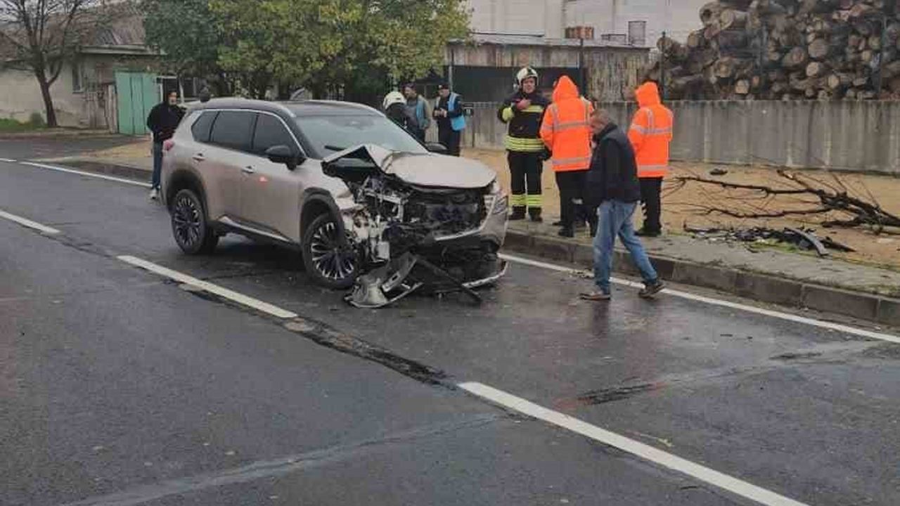 Tekirdağ'da yağışlı yolda kayan otomobil karşı şeride geçip kaza yaptı: 1 yaralı